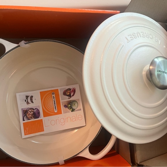New Le Creuset Signature Enameled Cast Iron Sauteuse Pan in Cotton 3 1/2 Qt - Picture 5 of 9